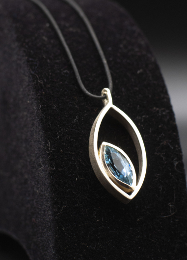 Ciondolo con topazio azzurro navette