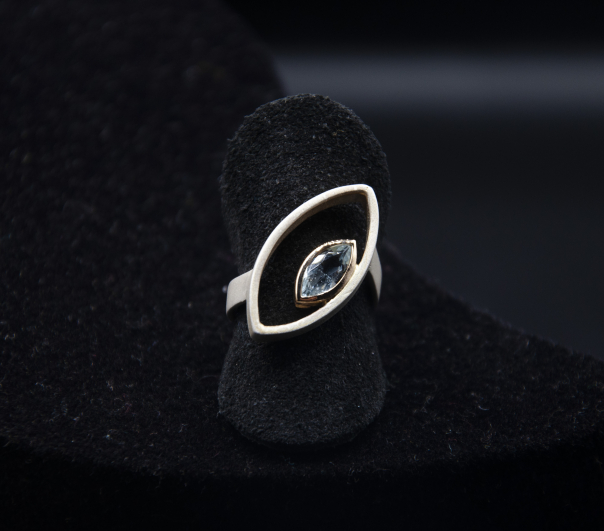 Anello con acqua marina navette