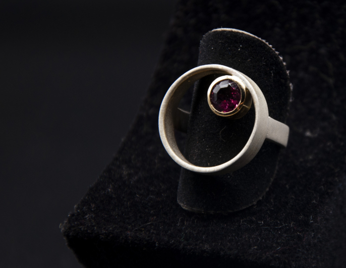Anello con rubellite (tormalina) rotonda