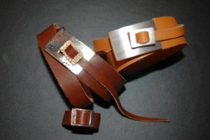 Bracciali e anelli in cuoio naturale ...