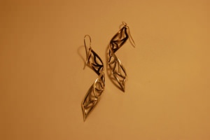 Orecchini traforati a mano su lastra ...