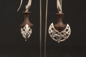 Orecchini in argento traforato e legn...