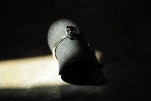 Anello in oro bianco con vesuviana di...