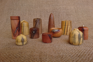 Scatoline in legno tornito e limatura...