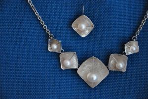 Girocollo e orecchini in lastra d...