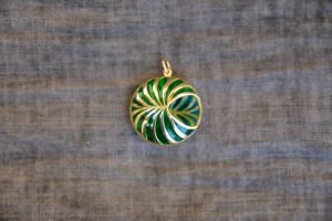 Ciondolo realizzato con doppia lastra...