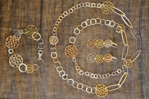 Bracciale, orecchini e collana lunga ...