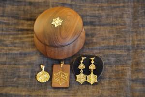 Ciondoli e orecchini in oro giallo 75...