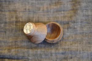 Scatolina in legno di noce tornita a ...