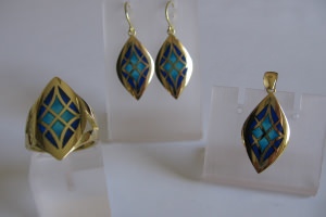 Anello, orecchini e ciondolo in oro g...