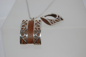 Ciondolo e anello in argento 925/1000...