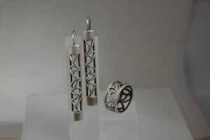 Anello e orecchini in lastra d'a...