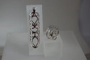 Anello e ciondolo in lastra d'ar...