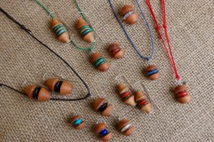 Serie di ciondoli e orecchini in legn...