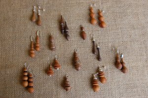 Serie di ciondoli e orecchini in legn...