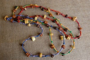 Tre collane con elementi di legno di ...