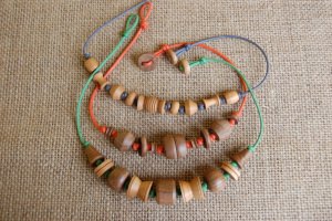 Tre collane con elementi di legno di ...