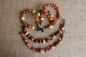 Bracciali con elementi di legno di no...