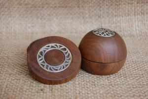 Scatoline in legno di noce tornite a ...