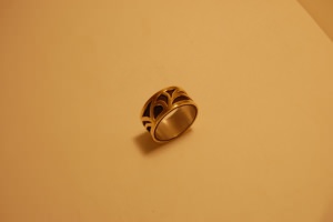 Anello traforato a mano in oro giallo...