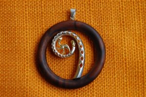 Medaglione in oro 750/1000 e argento ...